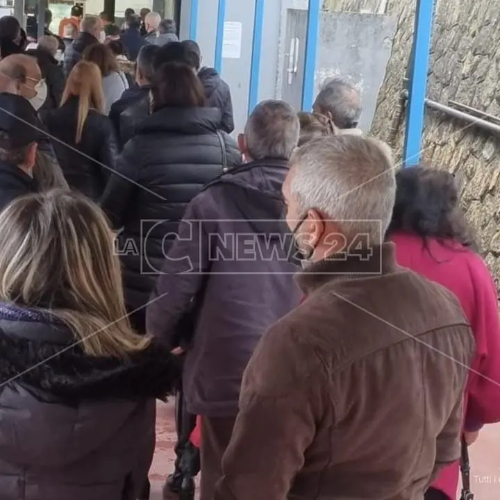 Ospedale di Cosenza, code a rischio Covid al Cup: niente più ticket di prenotazione