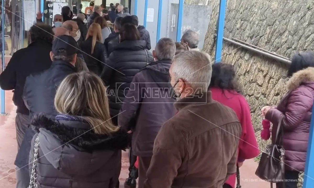 Ospedale di Cosenza, code a rischio Covid al Cup: niente più ticket di prenotazione