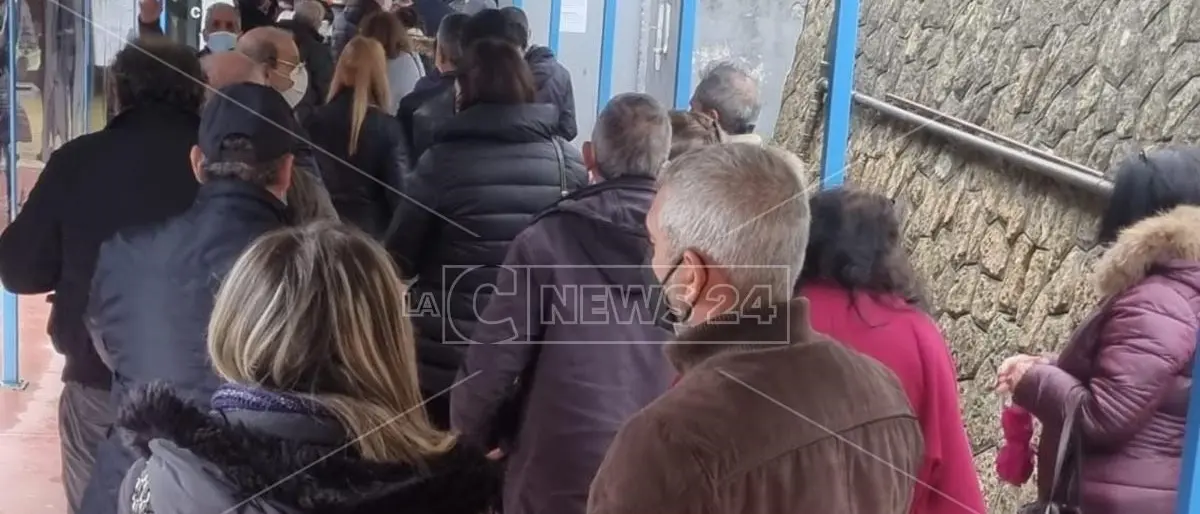 Ospedale di Cosenza, code a rischio Covid al Cup: niente più ticket di prenotazione