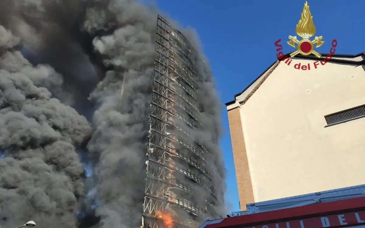 Incendio a Milano, va a fuoco un palazzo di 15 piani con 70 famiglie