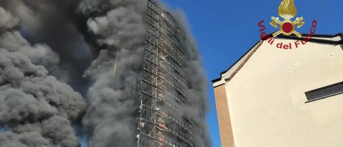 Incendio a Milano, va a fuoco un palazzo di 15 piani con 70 famiglie