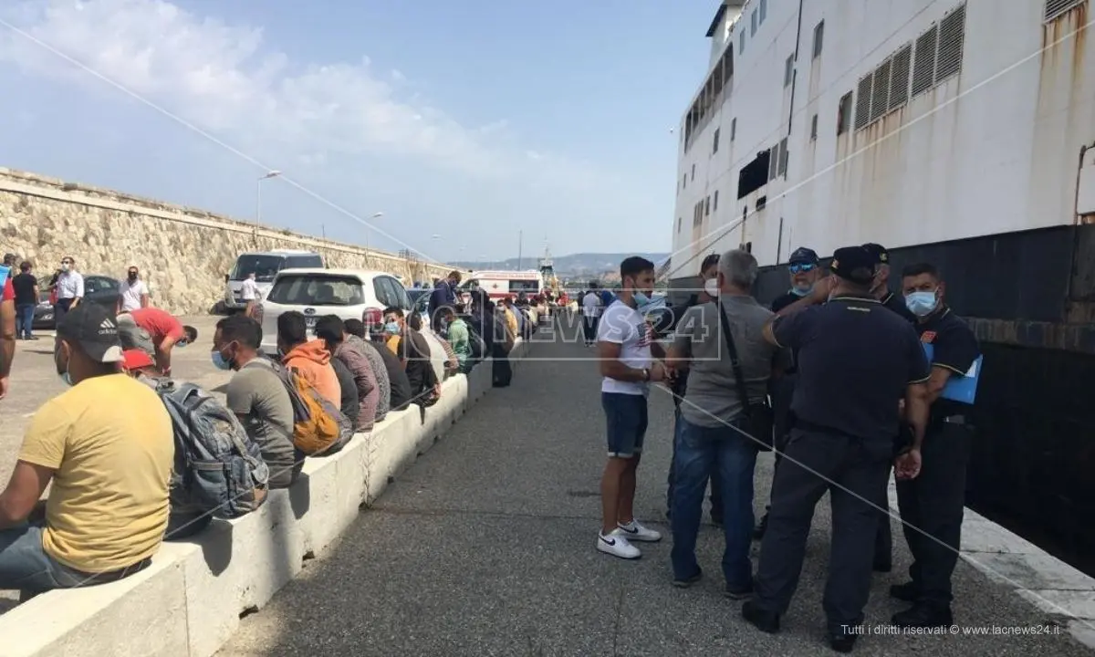 Migranti, secondo sbarco in un giorno a Roccella: arrivano in 109