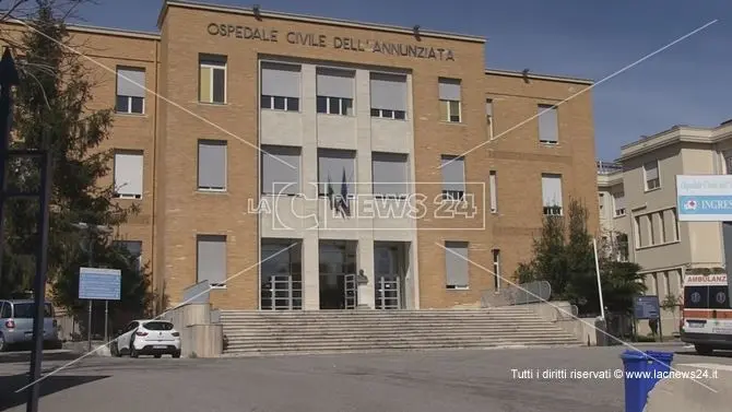 Covid, all’ospedale di Cosenza è di nuovo emergenza: saturi i reparti ordinari