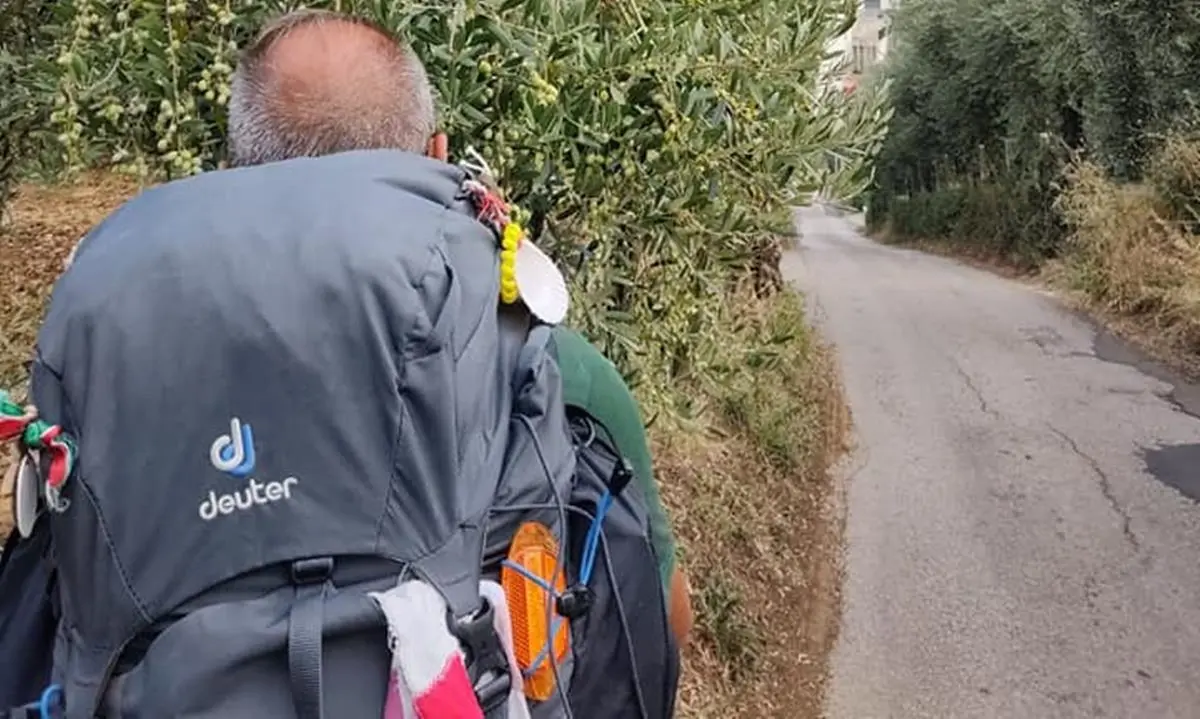 Da Cosenza a Roma a piedi per incontrare il Papa: il viaggio di don Santo Borrelli