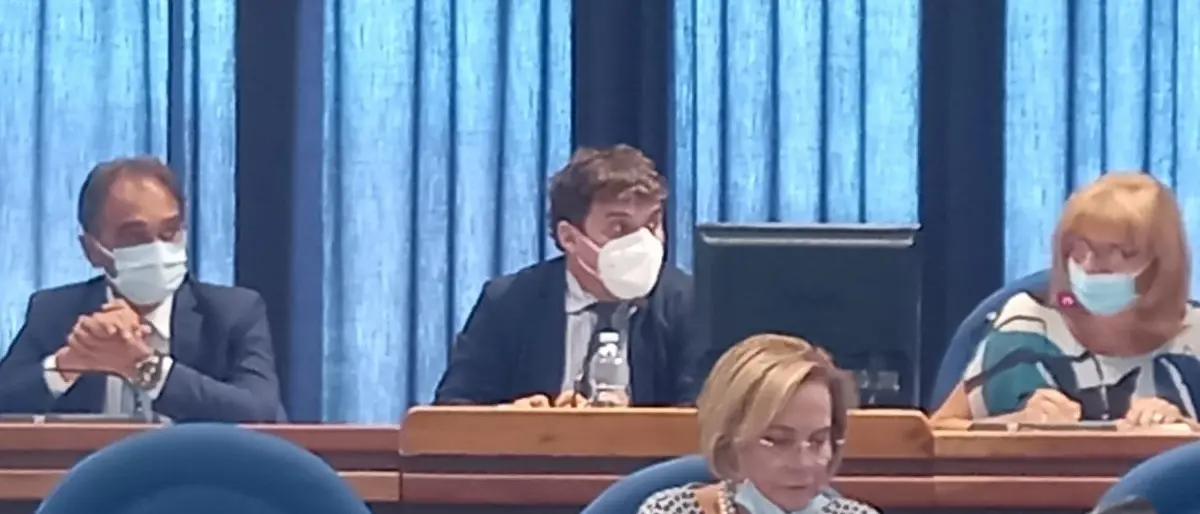 Comune Catanzaro, solidarietà del Consiglio al sindaco indagato Abramo. Assenti Costanzo e Merante