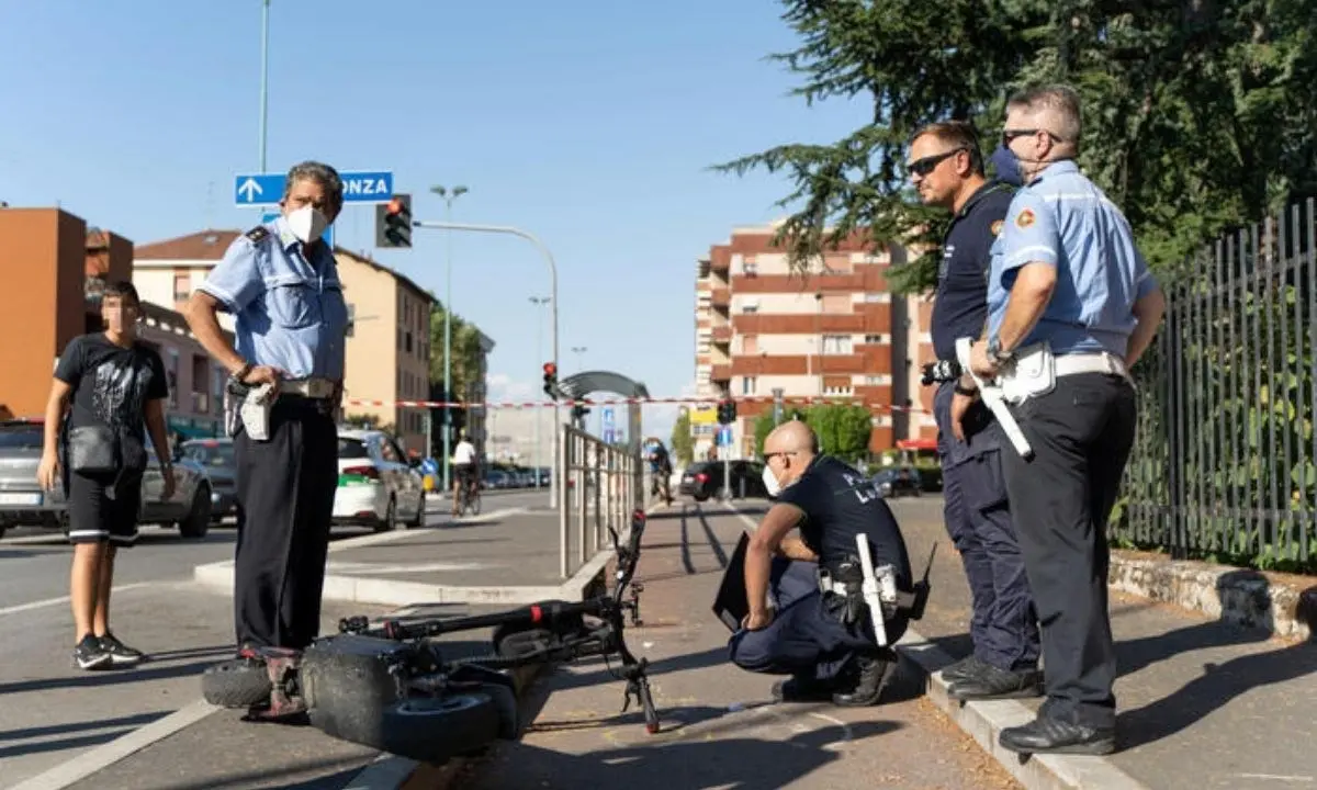 Tragedia nel Milanese: prova il monopattino dell’amico, cade e muore a soli 13 anni