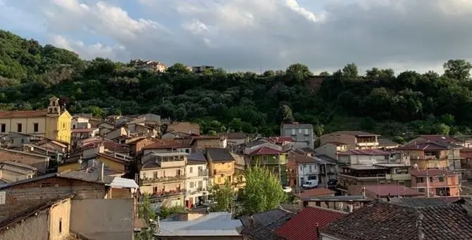 Covid, troppi contagi ad Acquaro: il sindaco “chiude” il comune fino al 6 settembre