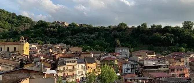 Covid, troppi contagi ad Acquaro: il sindaco “chiude” il comune fino al 6 settembre