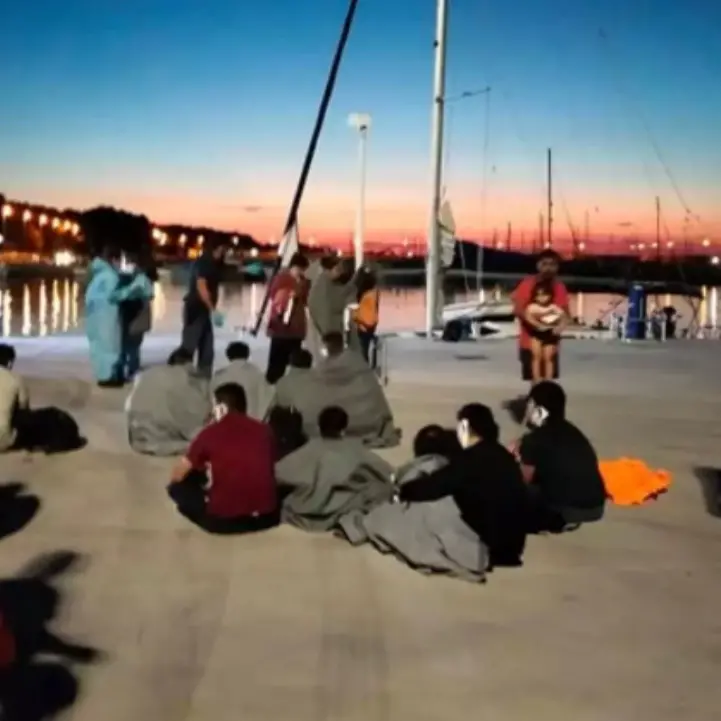 Nuovo sbarco in Calabria, 80 migranti giungono al porto di Roccella