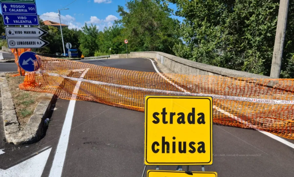 Vibo, cedimenti lungo la strada di Longobardi: era stata riaperta pochi mesi fa