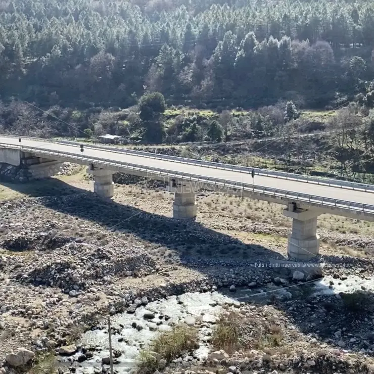 Strada Longobucco-Mare, lavori di nuovo fermi: «Continui ritardi nel pagamento degli stipendi»