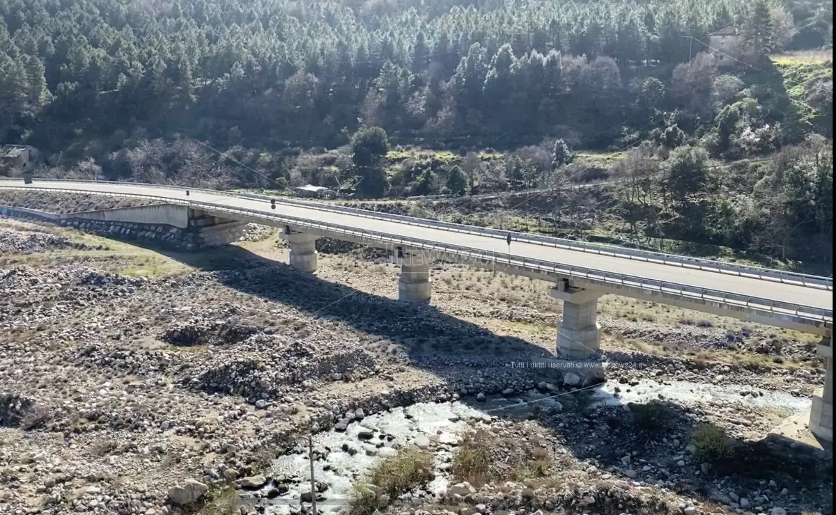 Strada Longobucco-Mare, lavori di nuovo fermi: «Continui ritardi nel pagamento degli stipendi»