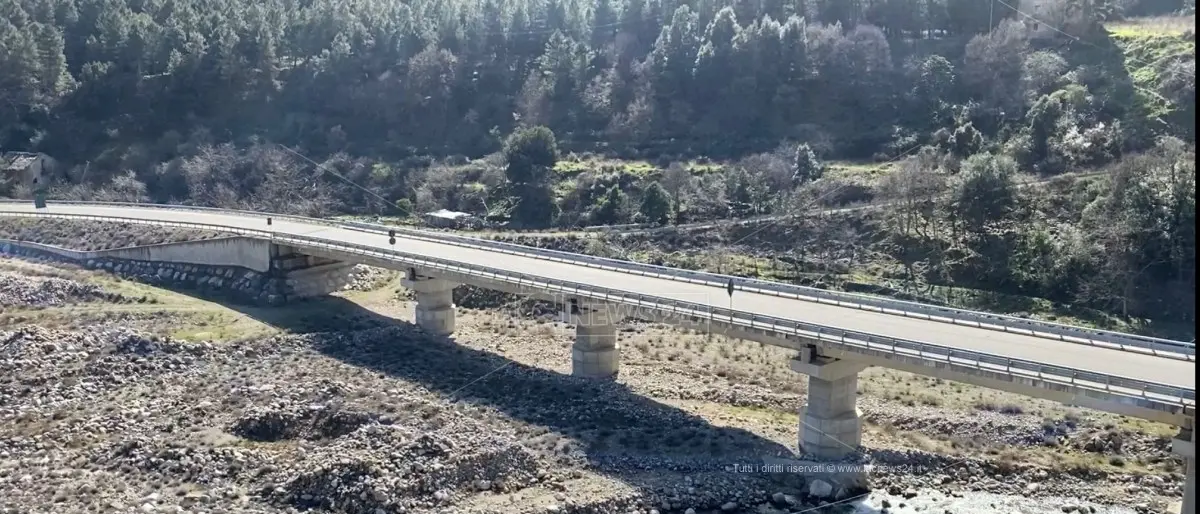 Strada Longobucco-Mare, lavori di nuovo fermi: «Continui ritardi nel pagamento degli stipendi»