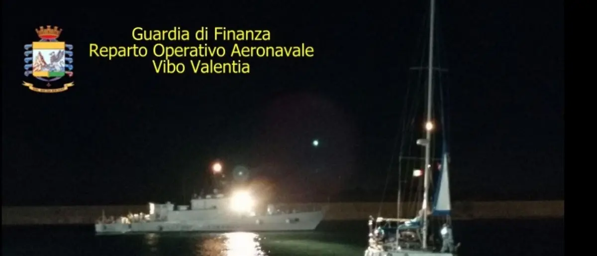 Migranti, intercettata barca al largo di Capo Rizzuto con a bordo 75 persone: fermati 3 sospetti trafficanti