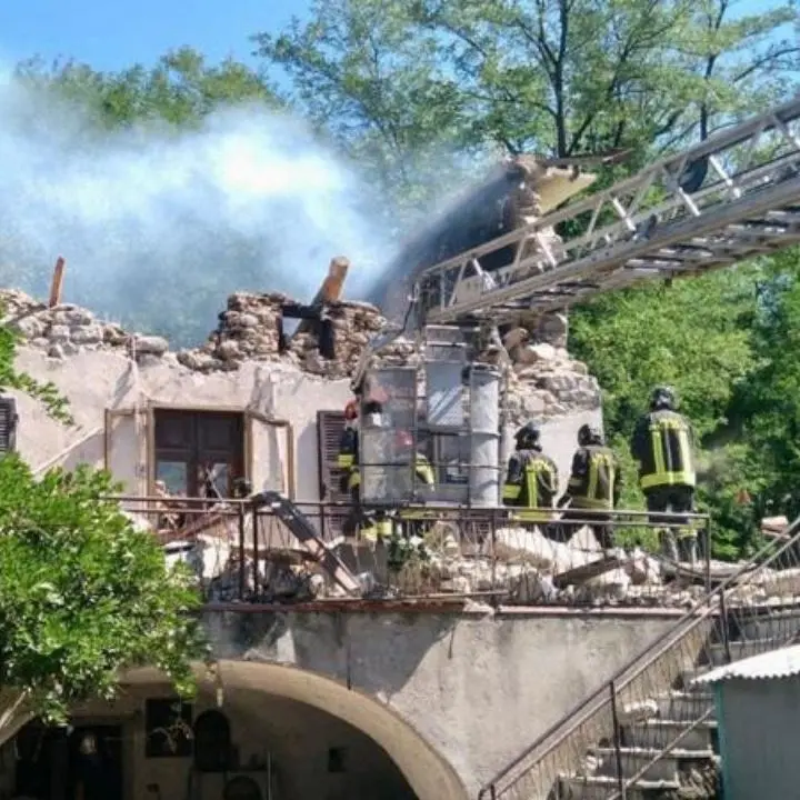 Toscana, crolla un edificio dopo un’esplosione in provincia di Massa Carrara