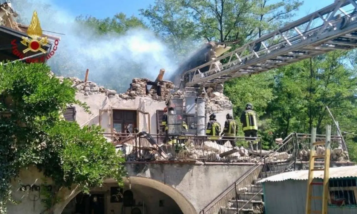 Toscana, crolla un edificio dopo un’esplosione in provincia di Massa Carrara