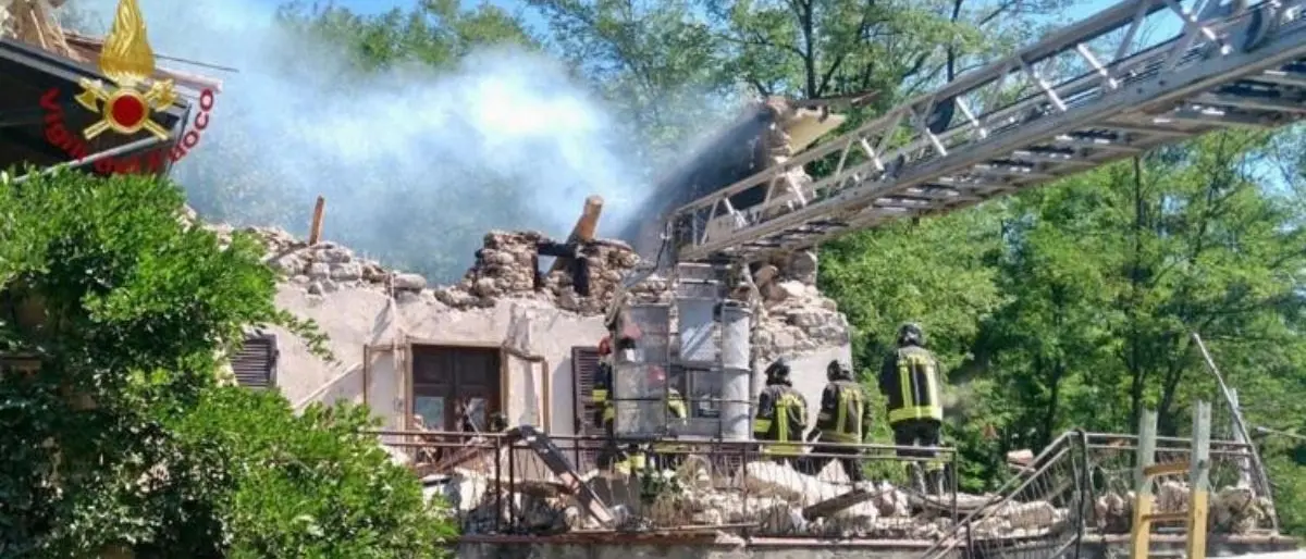 Toscana, crolla un edificio dopo un’esplosione in provincia di Massa Carrara