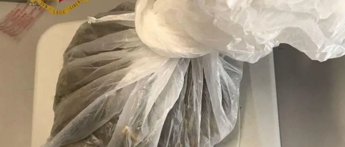 Cosenza, viola la sorveglianza speciale e lo trovano con la droga in auto: arrestato 31enne