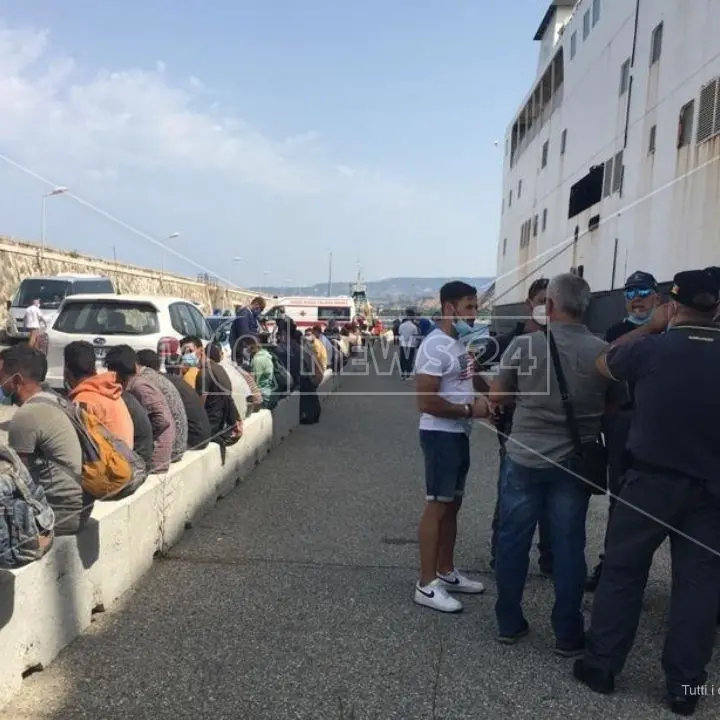 Migranti, sbarcate 300 persone in due giorni a Roccella Ionica: il bilancio