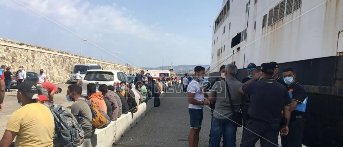 Migranti, sbarcate 300 persone in due giorni a Roccella Ionica: il bilancio