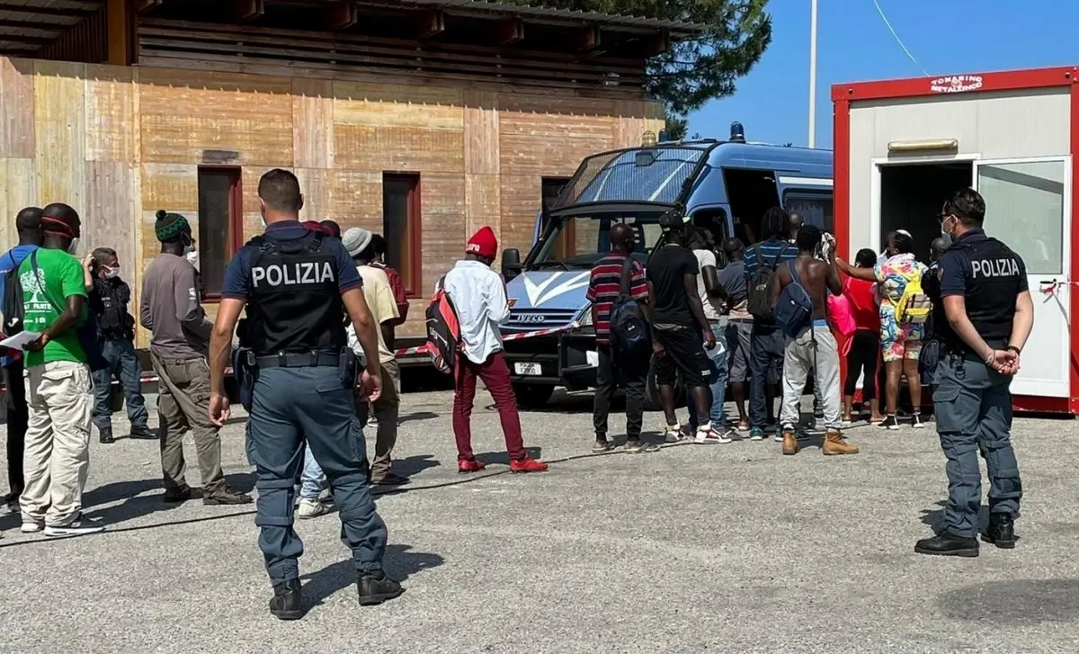 Covid, oltre 200 migranti vaccinati alla tendopoli di San Ferdinando