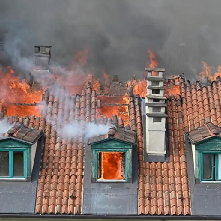 Incendio a Torino, in fiamme un palazzo in centro: cento persone evacuate e cinque feriti