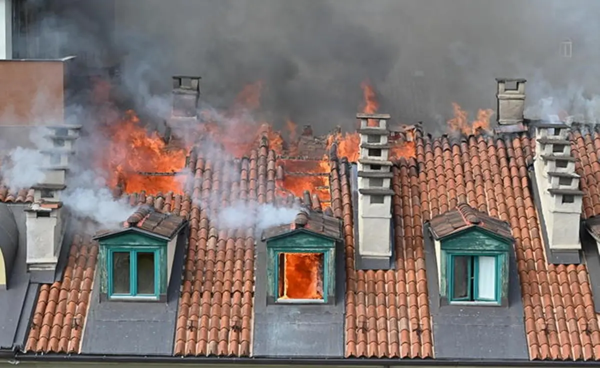 Incendio a Torino, in fiamme un palazzo in centro: cento persone evacuate e cinque feriti