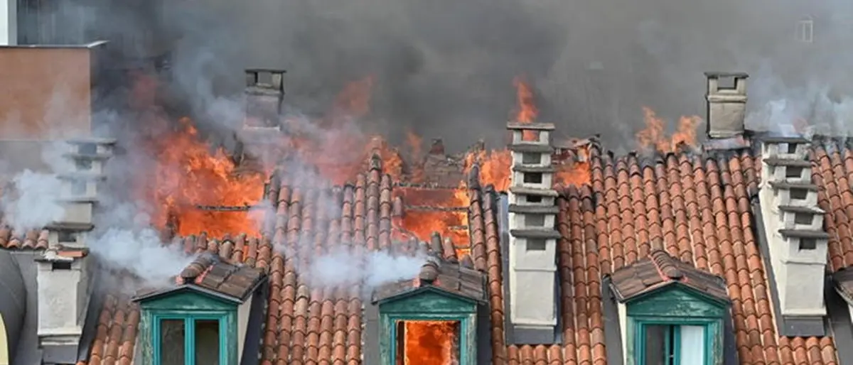 Incendio a Torino, in fiamme un palazzo in centro: cento persone evacuate e cinque feriti