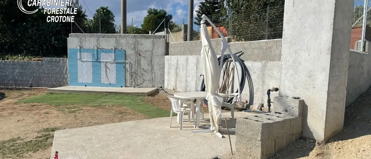 Isola Capo Rizzuto, edifica abusivamente vicino alla battigia: denunciato 61enne