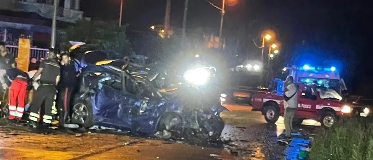 A Isola Capo Rizzuto lutto cittadino dopo il tragico incidente costato la vita a due giovani