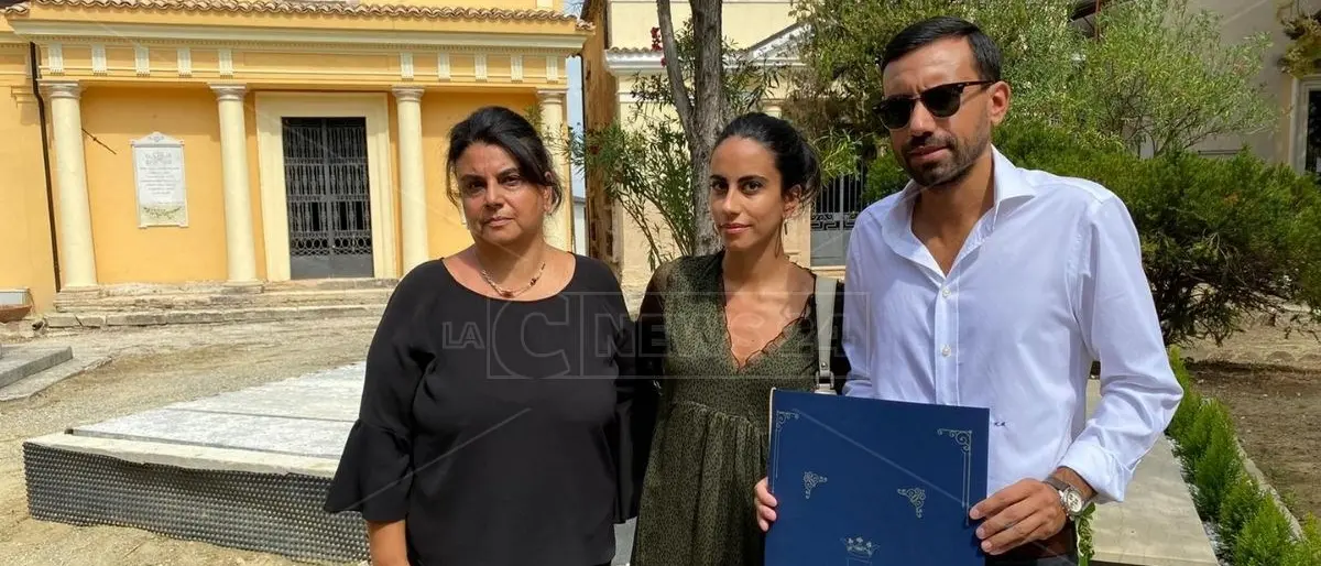 Gigi Marulla cittadino onorario di Cosenza, commozione e lacrime sulla tomba del bomber