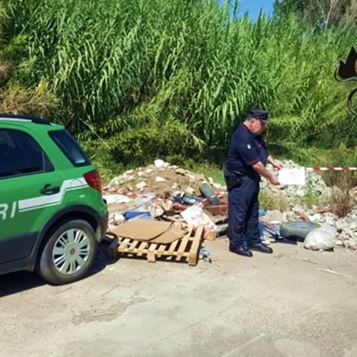 Lamezia, scaricavano rifiuti pericolosi in area sottoposta a vincolo: tre denunce