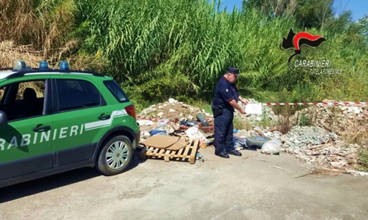 Lamezia, scaricavano rifiuti pericolosi in area sottoposta a vincolo: tre denunce