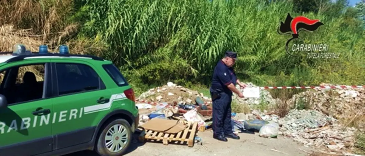 Lamezia, scaricavano rifiuti pericolosi in area sottoposta a vincolo: tre denunce