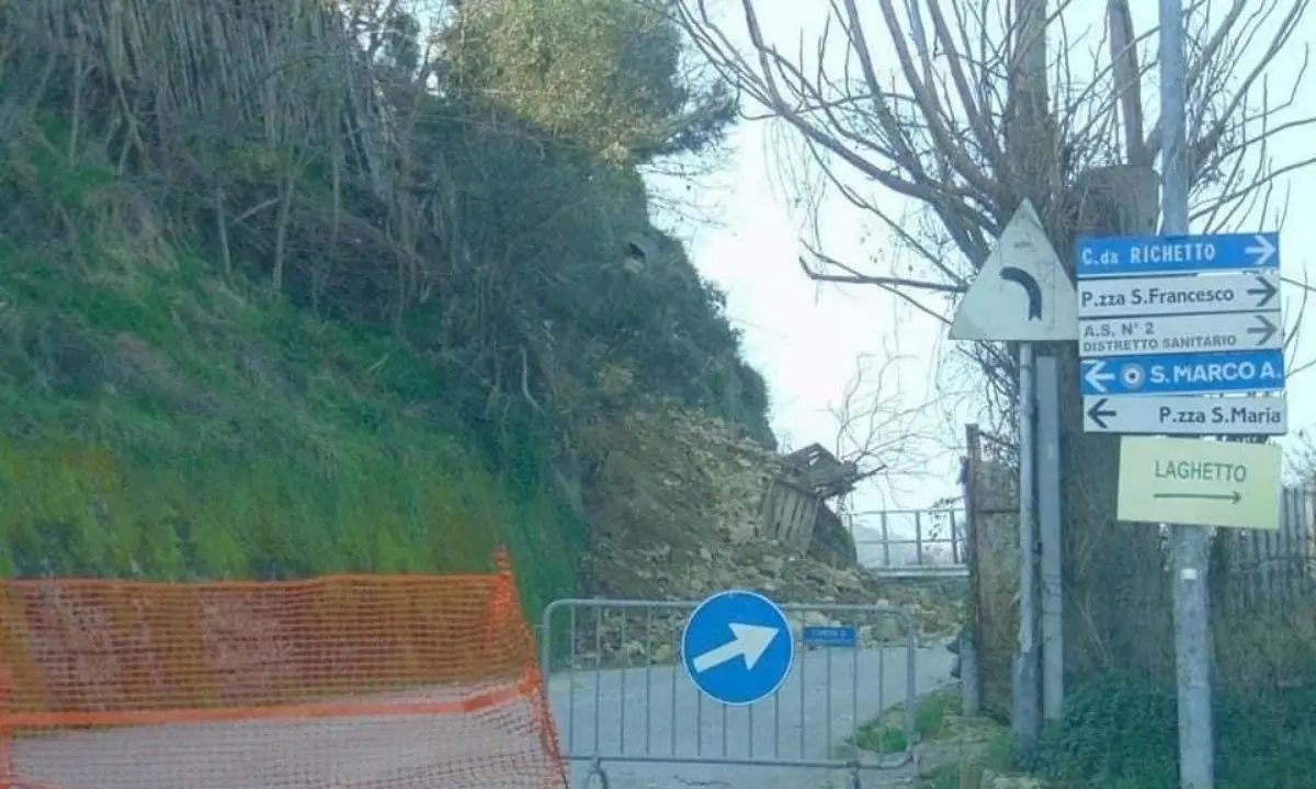 Strada chiusa da 8 mesi per una frana, San Marco “ostaggio” della disputa tra provincia di Cosenza e Anas