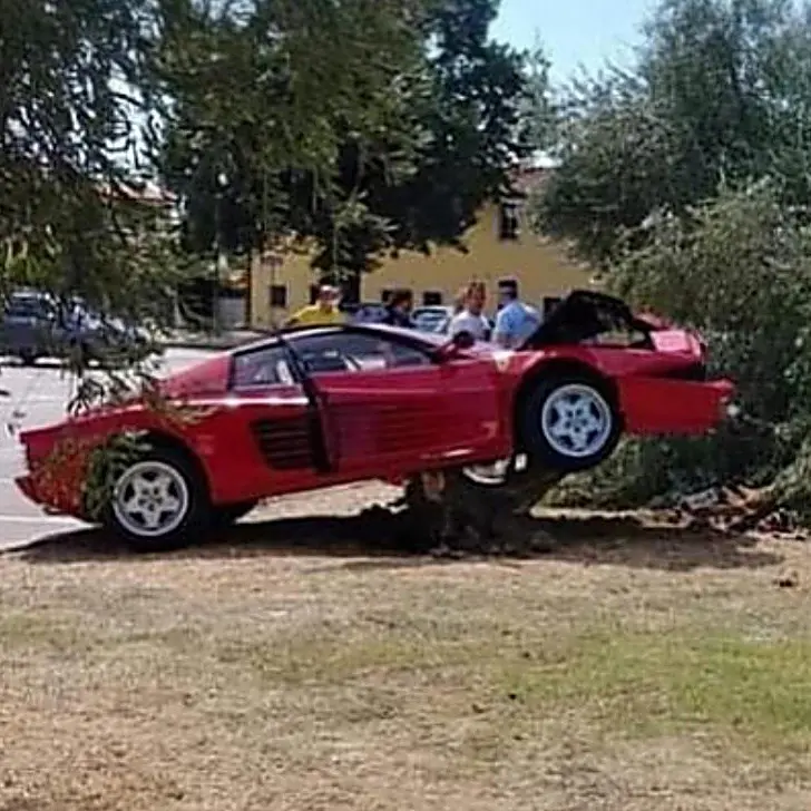 Vuole fare un video mentre sgomma con la sua Ferrari: 70enne si schianta contro un ulivo