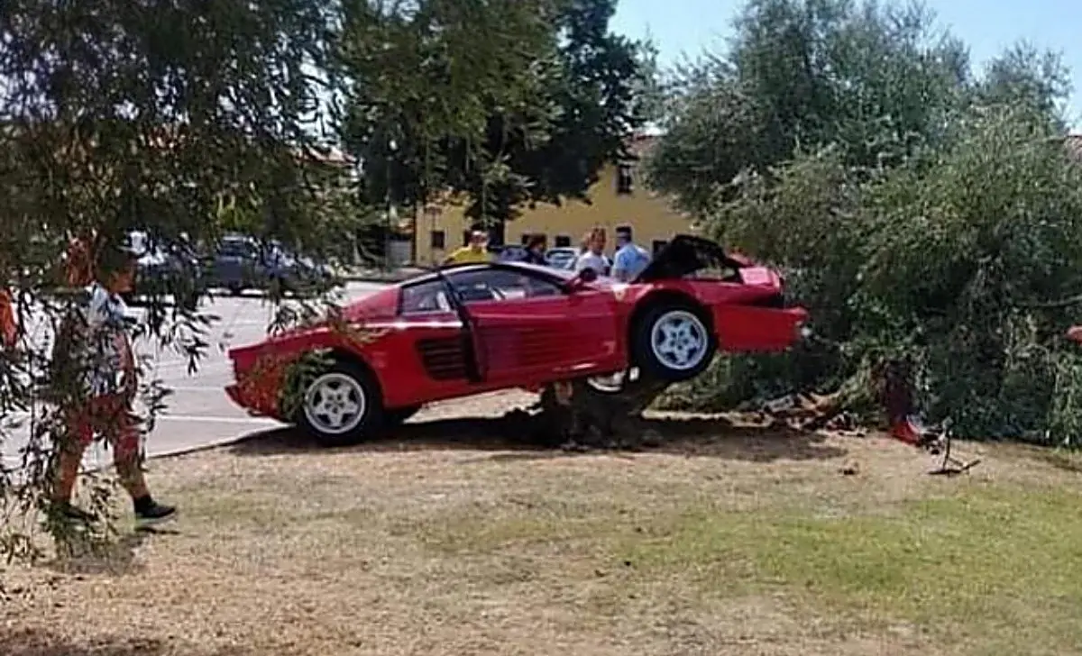 Vuole fare un video mentre sgomma con la sua Ferrari: 70enne si schianta contro un ulivo