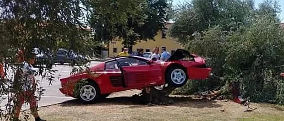 Vuole fare un video mentre sgomma con la sua Ferrari: 70enne si schianta contro un ulivo