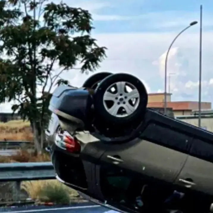 Incidente a Reggio Calabria, auto finisce contro il guardrail e si ribalta: morta 54enne