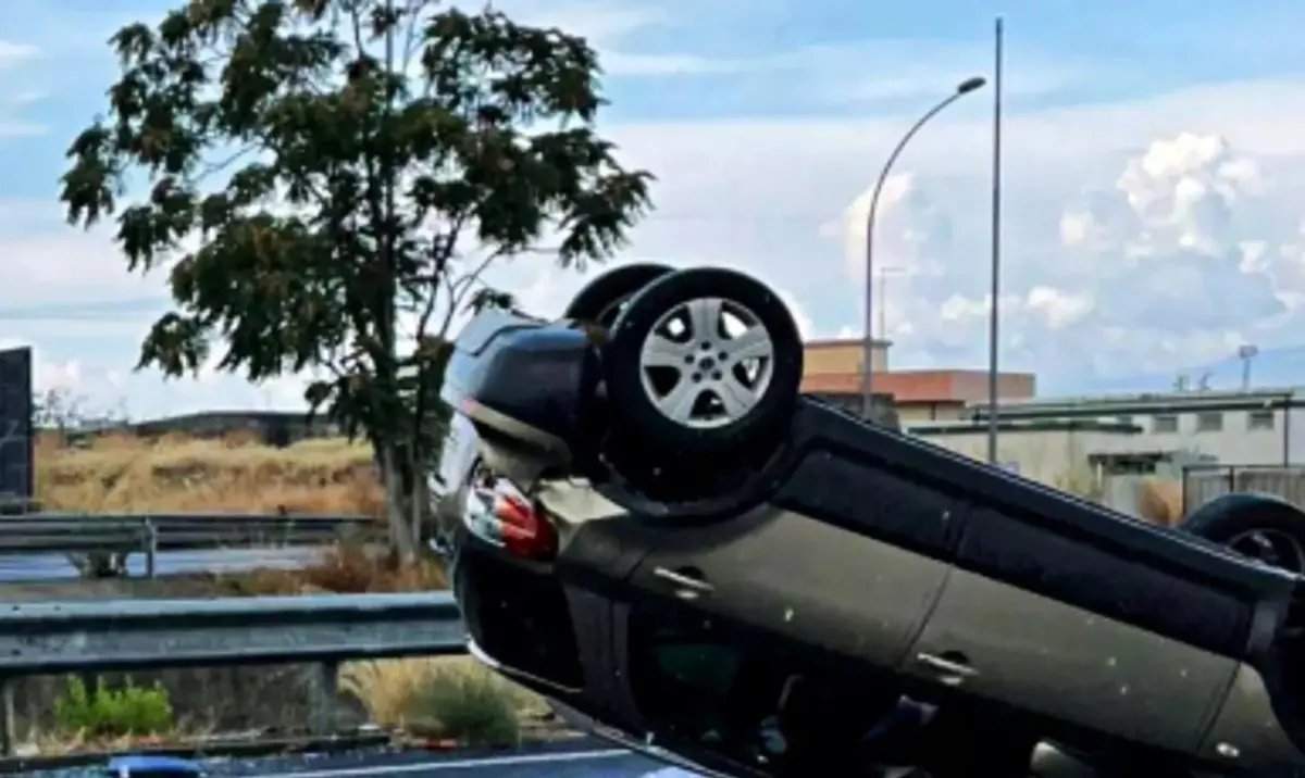 Incidente a Reggio Calabria, auto finisce contro il guardrail e si ribalta: morta 54enne