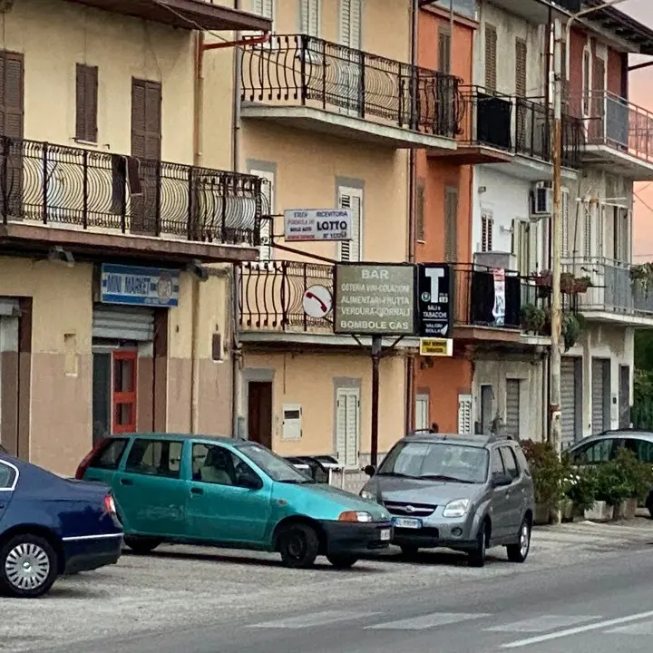 Corigliano Rossano, rapinano tabaccheria e si danno alla fuga: ricercati due uomini