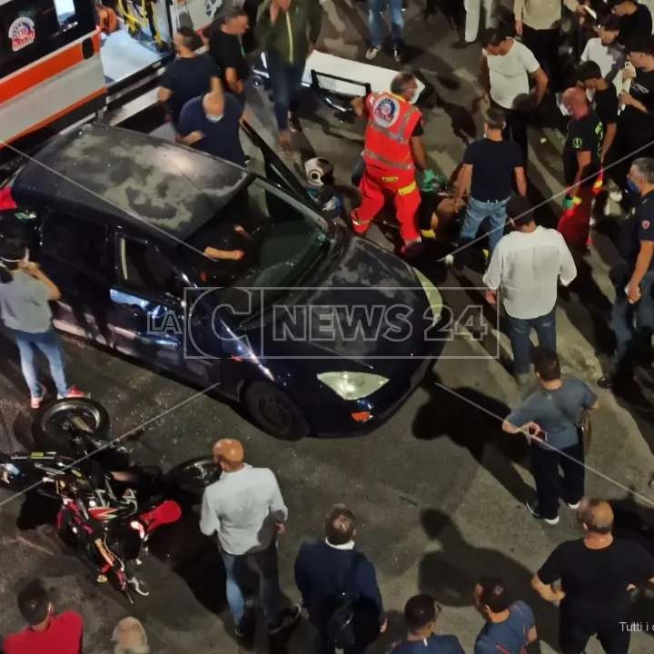 Incidente nel centro di Cosenza, scontro tra una moto e un’automobile: due feriti gravi