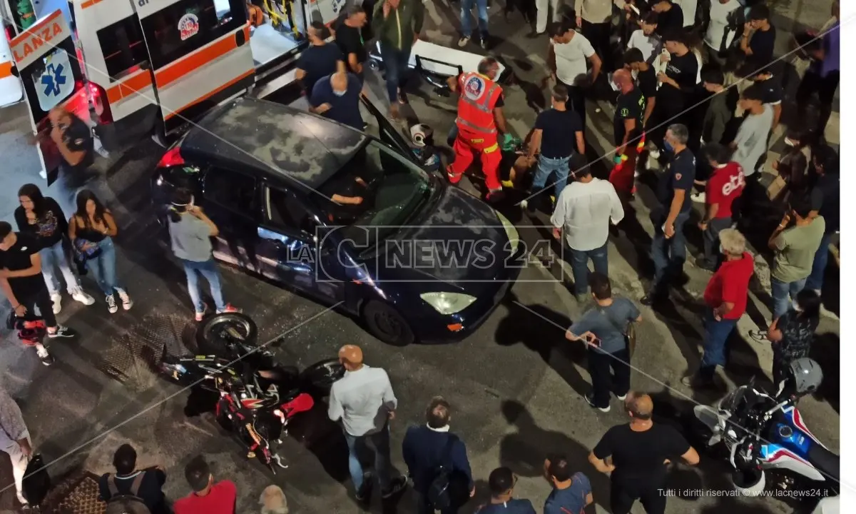 Incidente nel centro di Cosenza, scontro tra una moto e un’automobile: due feriti gravi