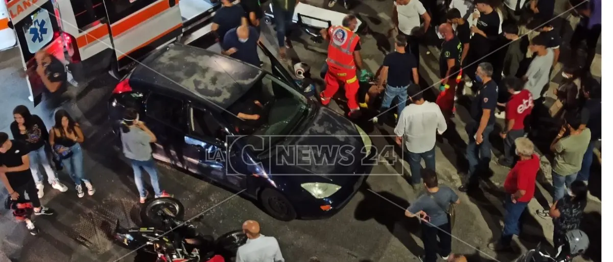 Incidente nel centro di Cosenza, scontro tra una moto e un’automobile: due feriti gravi