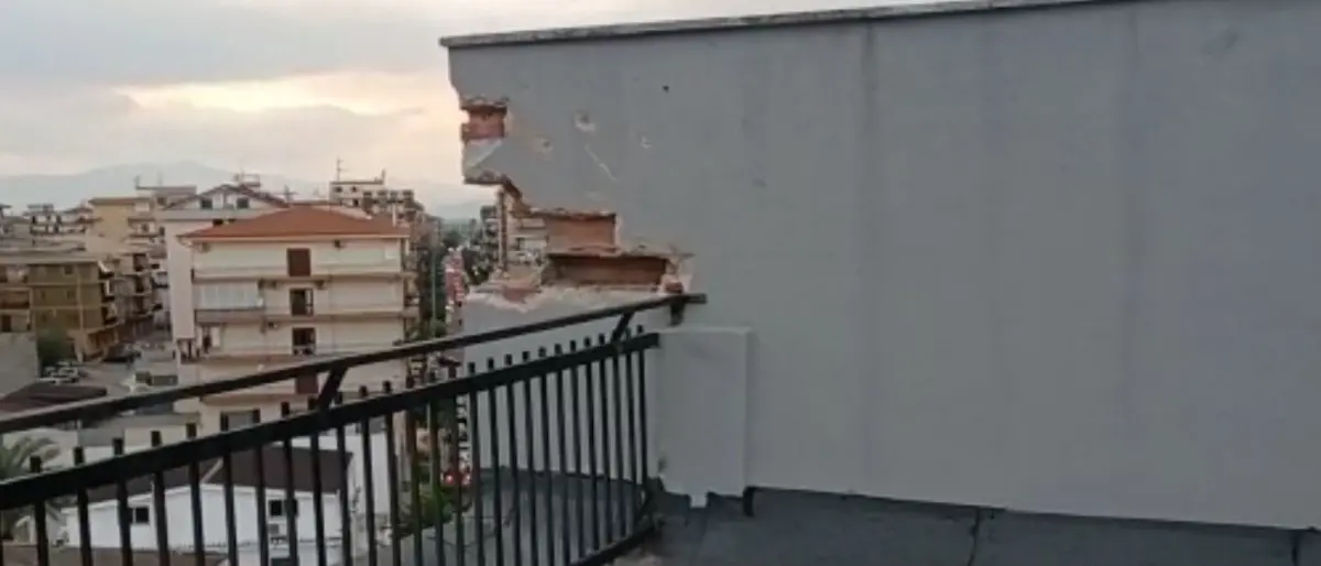 Corigliano Rossano, fulmine colpisce una palazzina: blackout, danni e tanta paura