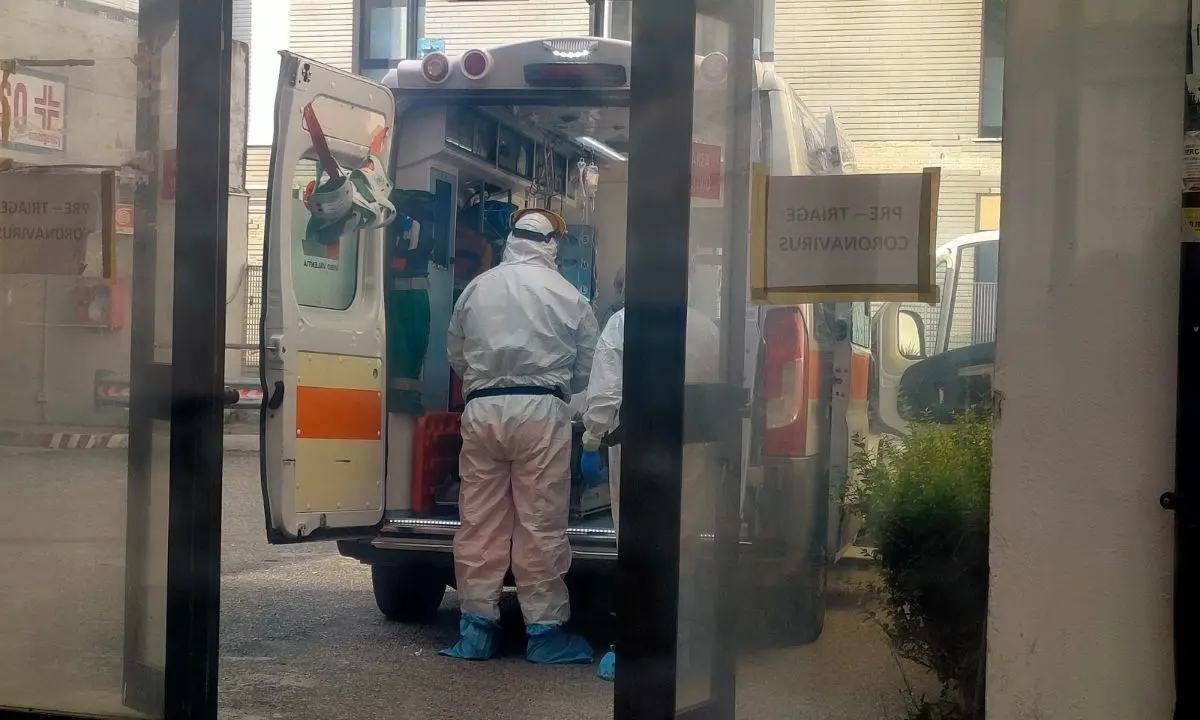 Covid, ospedali calabresi di nuovo saturi: pazienti trasferiti a Catanzaro dalle altre province