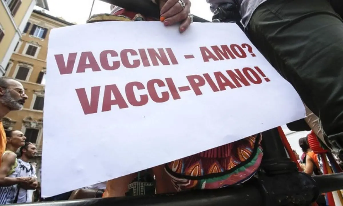 No vax, progettavano azioni violente: perquisizioni della polizia in diverse città