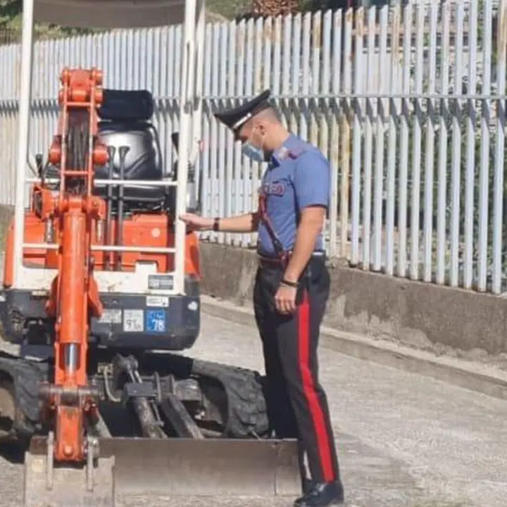 Mezzi agricoli rubati e cartucce di vario calibro in un’azienda nel Crotonese: denunciate 2 persone