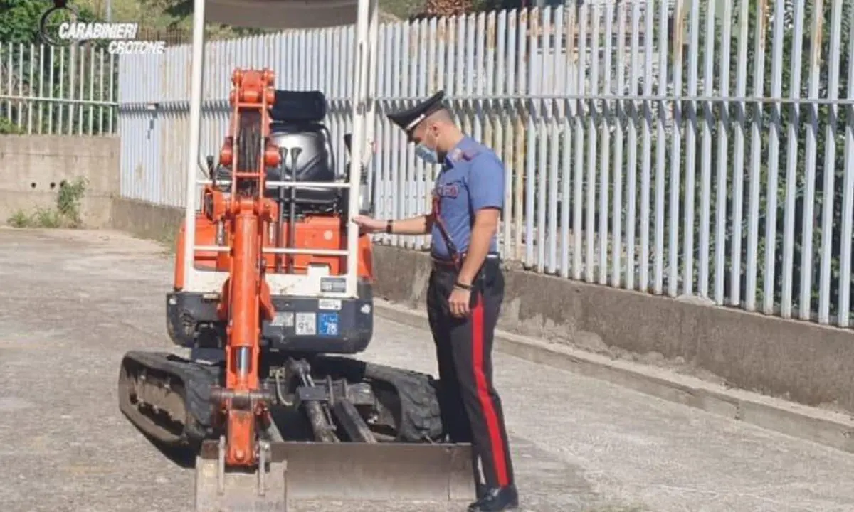 Mezzi agricoli rubati e cartucce di vario calibro in un’azienda nel Crotonese: denunciate 2 persone