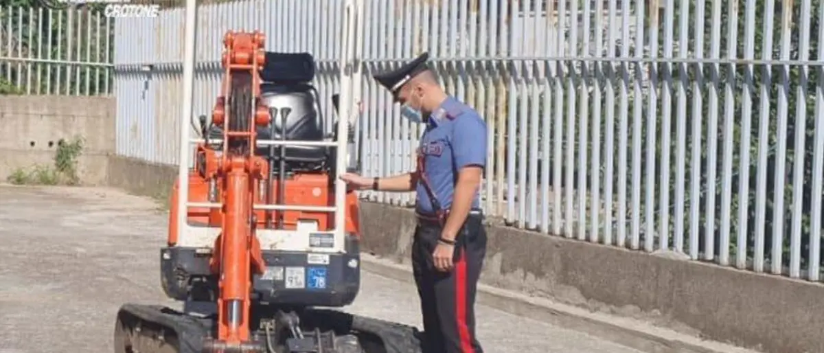 Mezzi agricoli rubati e cartucce di vario calibro in un’azienda nel Crotonese: denunciate 2 persone